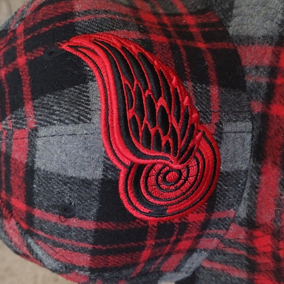 NHL New Era Fits Detroit Red Wings Red/Black/Gray Embroidered Adjustable Cap - Picture 3 of 14